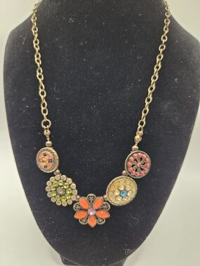 1728. Floral Like Medallian Statement Necklace